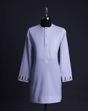 A Blanc avec boutons Swarovski mélangés, poche plaquée, manchette libre avec caftan (continuez à marcher)
