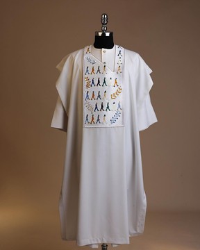 Un motif de broderie en fil de toile blanche "The Beatles" avec ss30 &amp; ss20 gold Agbada