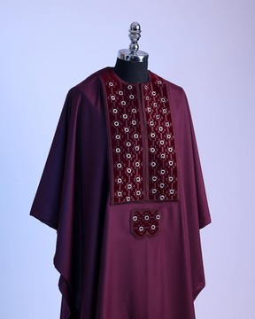 Un bordeaux, œillet à œillets sur la chute des détails de broderie octa agbada