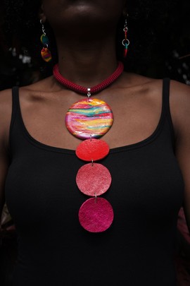 PRECIOUS21-05: NECKLACE + BO / SET WITH 3 ROUND RED CALABASKS