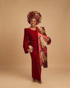 Ensemble Iro et Buba en aso oke bordeaux riche pour femme, avec gele en jacquard floral et écharpe (Ipele)