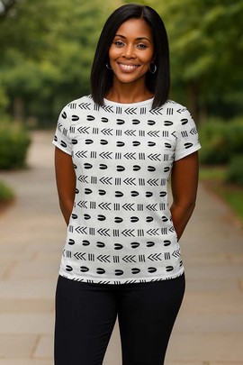 T-shirt blanc pour femme à imprimé cauris symbolique d’Afrique