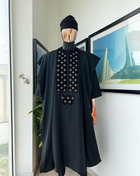 Un œillet à œillets noir anthracite sur l'octa tombant avec des détails de broderie Swarovski argentés agbada