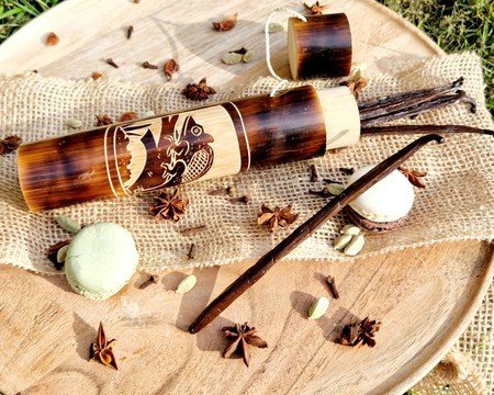 Tube artisanal en bambou et 5 gousses de Vanille de Madagascar 16-18cm /Collection VAVASAHA