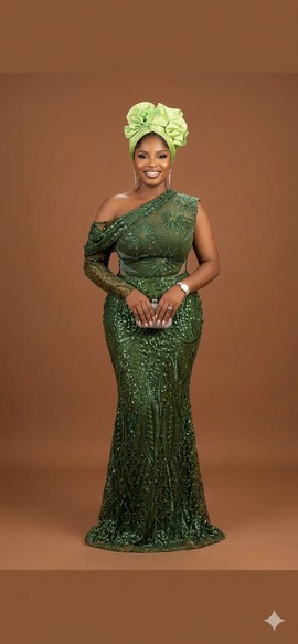 Robe verte ornée à une épaule