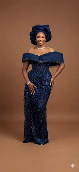 Robe bleu marine ornée de broderies