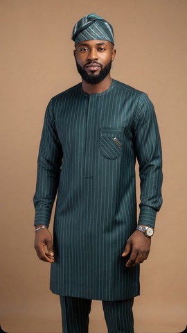 Ensemble sénateur nigérian traditionnel et élégant pour homme, vert forêt à fines rayures, avec chapeau Fila assorti