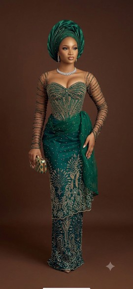 Robe longue jusqu’au sol vert émeraude ornée, style corset