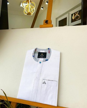 Un Caftan Blanche Neige avec une touche de bleu.