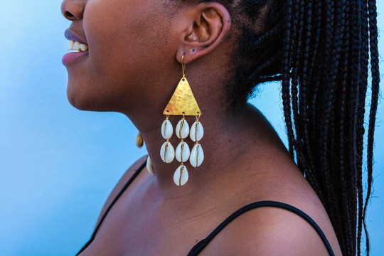 Boucles d’oreilles en coquille de cauri africaine, boucles d’oreilles Cowrie, boucles d’oreilles en coquillage de mer, boucles d’oreilles en laiton, cadeau de Noël