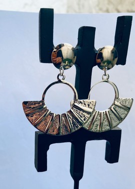 Magnificent pair of asymmetrical earrings with geometric shapes in silver-colored steel