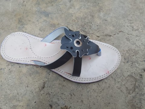 Handcrafted Women’s Floral Starburst Accent Sandals – Off-White &amp; Black Asymmetrical Thong Slides