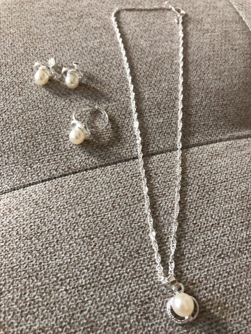 Ensemble collier boucles d'oreilles bague