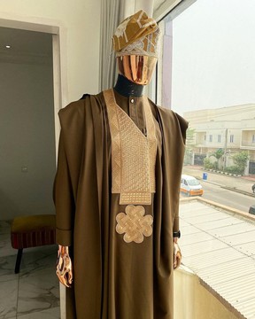 Un Agbada brun chocolat, chapeau egba tissé à la main assorti
