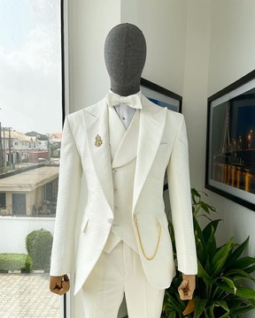 Un costume jacquard blanc ivoire, revers en pointe, motifs géométriques sans couture