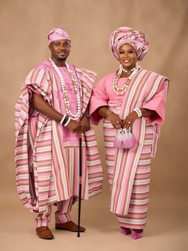 Ensemble traditionnel assorti en Aso Oke rayé multicolore pour couple