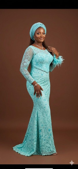 Robe élégante ornée de plumes turquoise