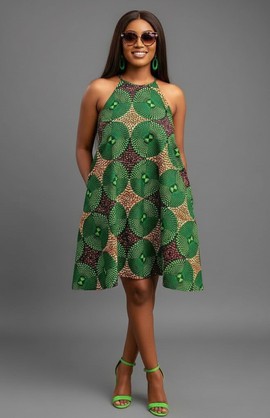 Robe élégante à col licou avec motif floral Ankara noir