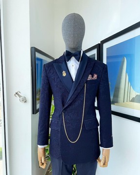 Un costume de smoking 3 revers en jacquard métallisé bleu marine Bespoke rechargé « Arthur Richards ».