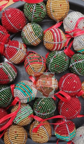 Un ensemble de 10 décorations d'arbre de Noël, boules perlées suspendues décor de Noël, boules africaines faites à la main