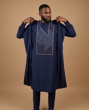 Ensemble Agbada pour homme bleu marine à motifs géométriques en labyrinthe brodés