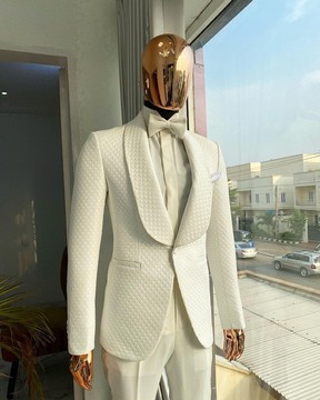 Un costume jacquard monochrome blanc ivoire « Road To Damascus » rechargé