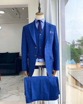 Un costume sur mesure en laine de mouton mérinos extrafine jorgecarli à rayures bleues, 3 pièces à revers cranté