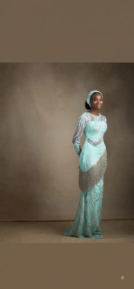 Robe traditionnelle perlée turquoise et argentée