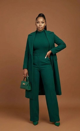 Ensemble monochrome trois pièces avec costume et trench-coat vert émeraude