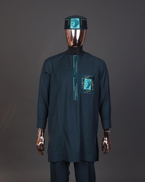 Un vert Sacramento, mama Charlie sur des détails de broderie dorés, un caftan à manches longues, un chapeau et un sokoto