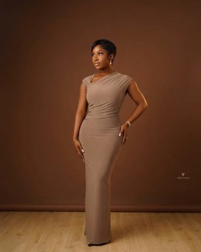 Robe longue moulante ajustée asymétrique à épaules dénudées maxu