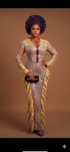 Robe corset mauve et dorée brodée avec des accents scintillants