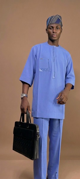 Costume traditionnel nigérian de sénateur à manches courtes avec Fila
