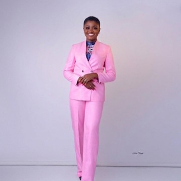 Pink Single-Breasted Blazer and Trouser Suit Set with Pearl Details