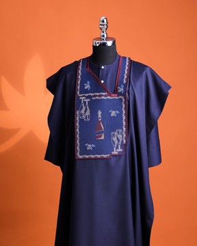 Une broderie « pop pop pop » bleu marine détails agbada