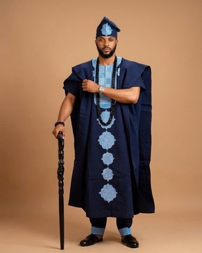 Ensemble Agbada 3 pièces brodé bleu marine et bleu ciel avec bonnet Fila assorti