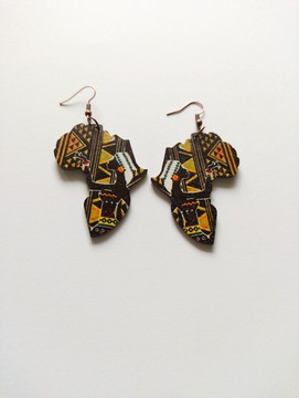 Boucles d'oreilles en forme d'Afrique avec femme africaine