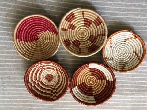 Un ensemble de 5 paniers de décoration suspendus au mur / paniers de décoration intérieure