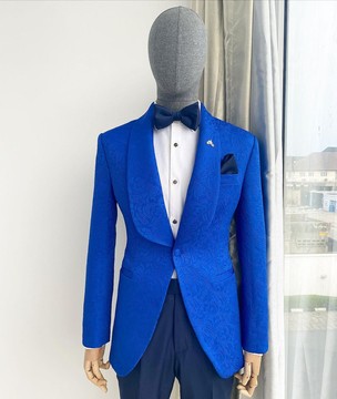 Un costume blazer à revers châle jacquard à motif floral bleu royal