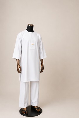 Ensemble traditionnel deux pièces pour homme, composé d’un haut blanc à col rond avec poche poitrine et d’un pantalon