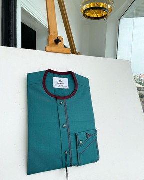 Un caftan vert Sacramento et bordeaux
