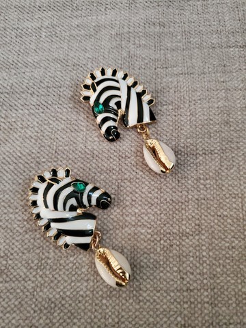 Green eye earrings