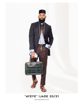 Un caftan africain 4 pièces, une chemise à glissière à la main, une veste et un trench