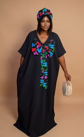 Robe longue kaftan chic noire avec nœud imprimé éclatant et foulard assorti