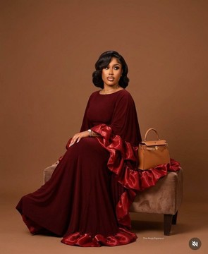 Robe caftan ornée de volants