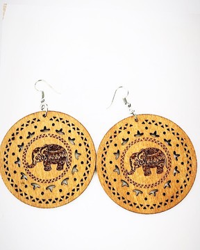 Beautiful pair of earrings in wood and cowries
