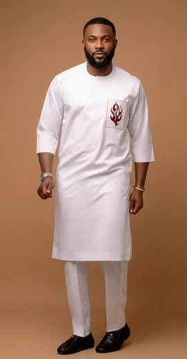 Tenue sénatoriale blanche brodée Flame – Ensemble 2 pièces pour homme composé d’une tunique longue à manches mi-longues et d’un pantalon