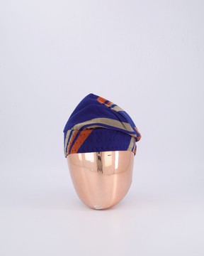 Un chapeau traditionnel yoruba bleu, ou fila
