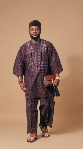 Ensemble 2 pièces pour homme composé d’un caftan en dentelle guipure à cordon couleur prune foncé et d’un pantalon, avec bonnet brodé en velours