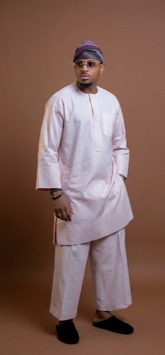 Ensemble Senator rose poudré pour homme – Haut de kaftan traditionnel et pantalon